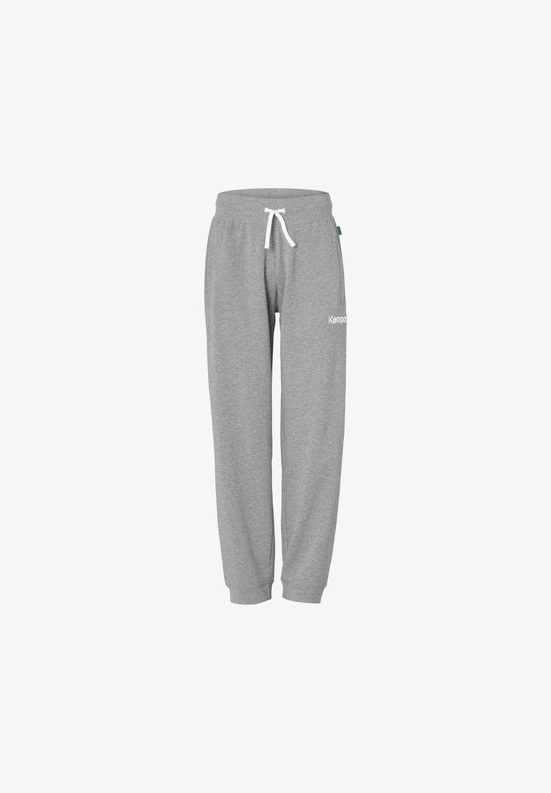 Grå sweatpants lavet af blød stof, med en snøre i taljen, tapered ben og et hvidt logo på låret.