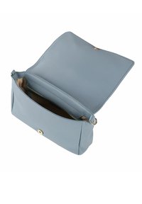 Bolso de mano de cuero azul claro con cierre de solapa magnético, bolsillo interior con cremallera y textura suave, con detalles en hardware dorado.