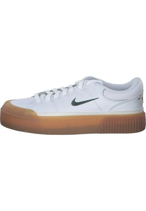 Zapatilla blanca con parte superior de cuero liso, cordones grises y un swoosh negro de Nike; cuenta con una suela de goma marrón con un patrón texturizado.