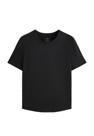 T-shirt noir à manches courtes et col rond avec un ourlet droit et une étiquette de marque visible à l'intérieur du col.