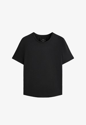 T-shirt noir à manches courtes et col rond avec un ourlet droit et une étiquette de marque visible à l'intérieur du col.