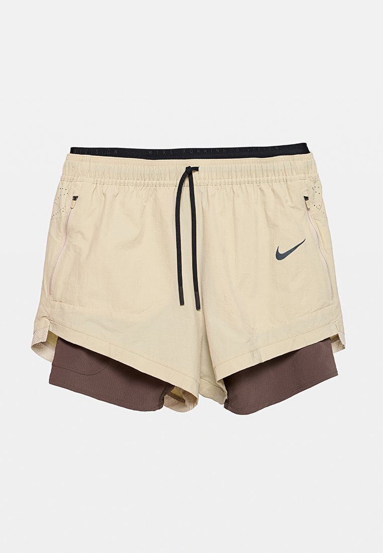 Pantalones cortos de running beige con un forro interior marrón, cintura elástica, cordón y bolsillos laterales con cremallera, que presentan un logo en la parte frontal.