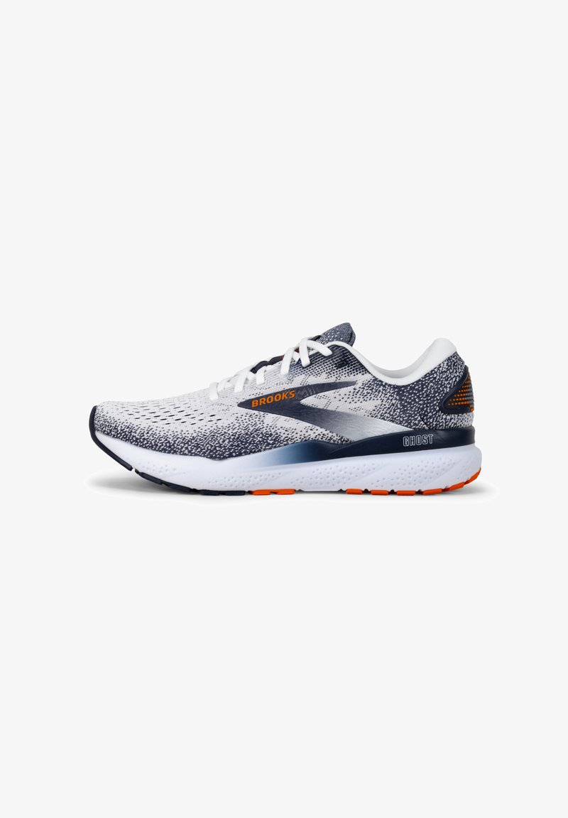 Buty sportowe z siateczkowym wierzchem w kolorze białym i granatowym, pomarańczowymi akcentami oraz wysoce amortyzowaną białą podeszwą; teksturowe wzory na tkaninie.