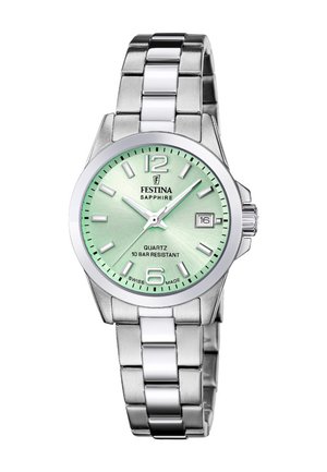 Zilveren metalen polshorloge met een groene wijzerplaat, witte uurmarkeringen, datumaanduiding op 3 uur en drie wijzers die de tijd 10:08:36 aangeven.