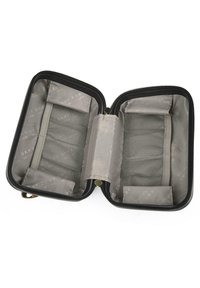 Funda negra con cremallera y interior gris. Presenta múltiples compartimentos, incluidos bolsillos de malla y una sección plana para la organización.