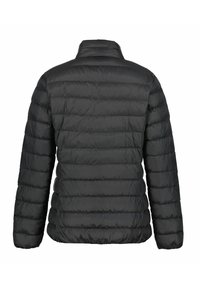 Sort pufferjakke med quiltet design, høj krave og lange ærmer. Fremstillet af glat, skinnende materiale med vandrette syninger.