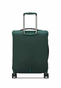 Groene koffer met wielen, voorzien van een getextureerd oppervlak, een uitschuifbare aluminium handgreep en twee kleine wielen voor mobiliteit. Afgeronde hoeken en trim.