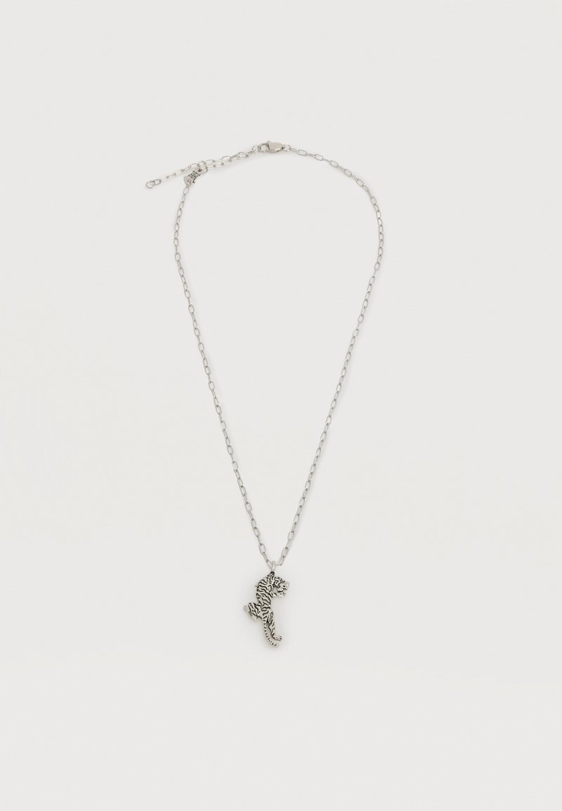 Ασημένιο κολιέ με αλυσίδα και μενταγιόν σε σχήμα τίγρης με λεπτομερείς μαύρες ρίγες, παρουσιάζεται σε απλό λευκό φόντο.
