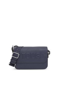 Granatowa skórzana torba crossbody z wytłoczonym logo "TOUS", regulowanym paskiem z nadrukiem logo i srebrnymi dodatkami.