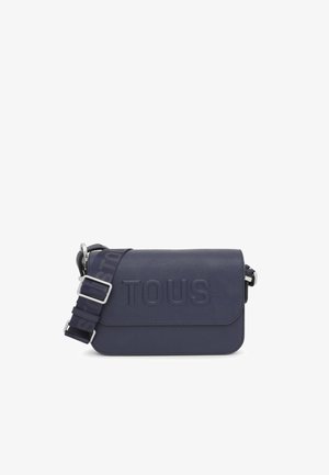 Granatowa skórzana torba crossbody z wytłoczonym logo "TOUS", regulowanym paskiem z nadrukiem logo i srebrnymi dodatkami.