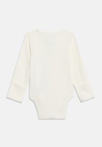 Λευκό ριπ μακρυμάνικο κορμάκι μωρού με στρογγυλή λαιμόκοψη και κουμπώματα ασφαλείας στο κάτω μέρος. Μαλακή υφή, απλός σχεδιασμός χωρίς διακοσμητικά στοιχεία.
