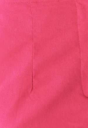 Fuchsia bomuldsstof med en glat tekstur, der har en sidelukning og subtile syninger. Overfladen viser lette farvevariationer.