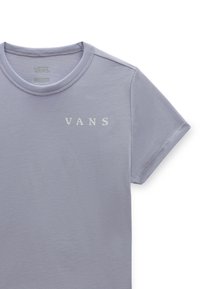Camiseta de algodón de color púrpura claro con cuello redondo y mangas cortas. Presenta el nombre de la marca "VANS" impreso en blanco en el lado izquierdo del pecho.