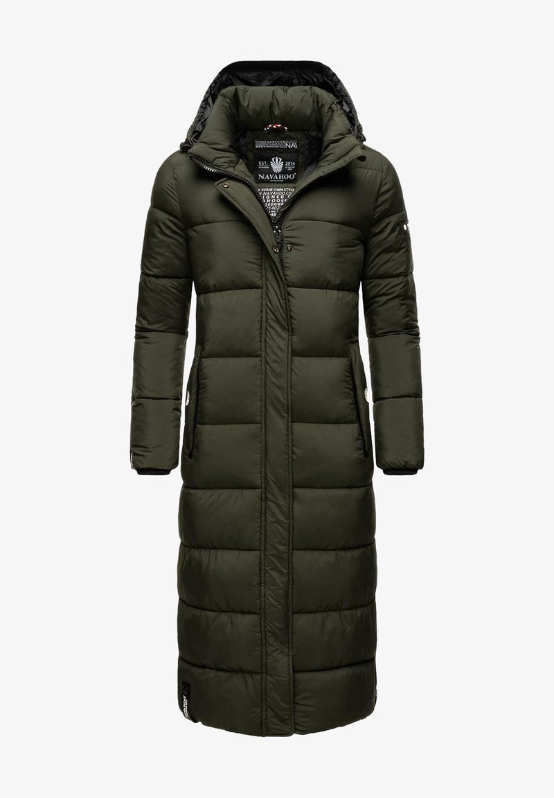 Lange, olijfgroene gewatteerde jas met een capuchon, doorgestikt ontwerp, twee zijzakken en een ritssluiting aan de voorkant. Heeft een zwarte binnenvoering.