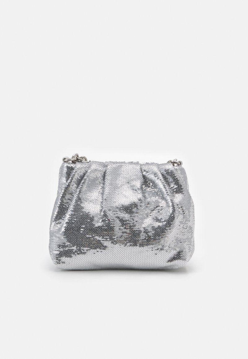 Sac de soirée en sequins argentés avec des plis doux et une courte chaîne, présenté sur un fond blanc uni.