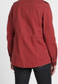 New Look Kevyt takki - orange