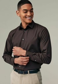 Next REGULAR FIT SINGLE CUFF - Camisa elegante - chocolate brown