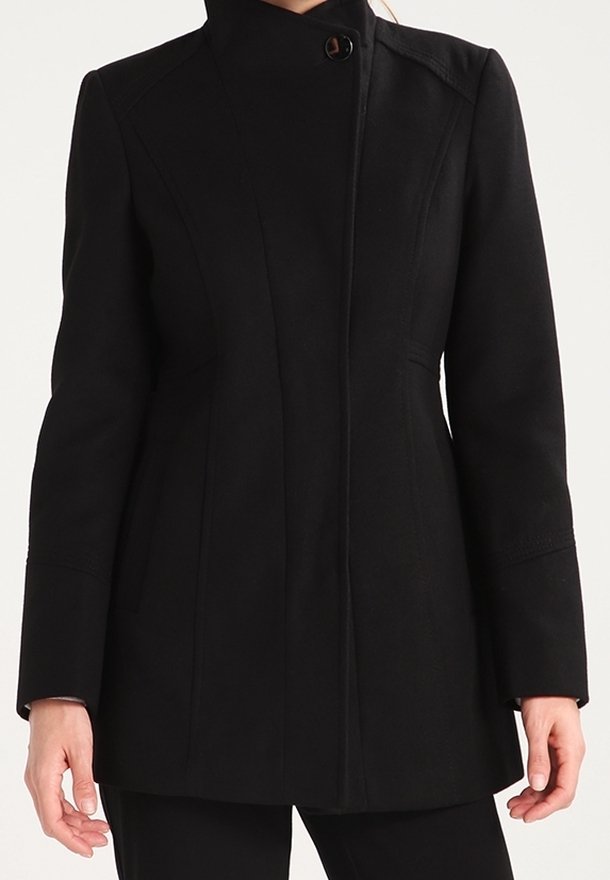 Manteau noir cintré pour femme avec un col haut et un seul bouton visible près de l'encolure, manches longues et une silhouette épurée.