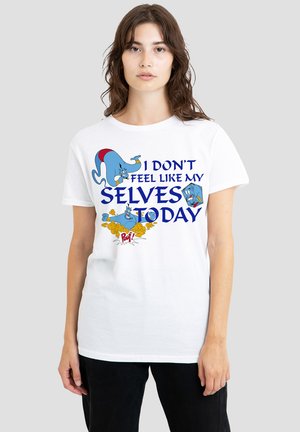 Weißes Baumwoll-T-Shirt mit Grafik von blauen Comicfiguren und dem Text: "ICH FÜHLE MICH HEUTE NICHT WIE MEINE SELBST." Kurzärmelig.