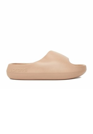 Beige slip-on sandal med tyk sål og åben tå, med "sprandi" logo præget på siden.