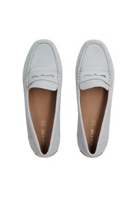Helle graue Wildleder-Loafers mit einem gesteppten Design, runder Spitze und Schlupfstil. Gummisohle mit dezentem Branding auf der Innensohle.