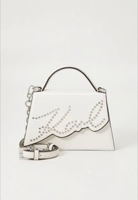 Mala branca estruturada com aba ondulada, adornada com tachas prateadas. Apresenta uma alça removível e uma pega superior curva.