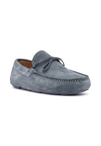 Grijze suède moccasinschoen met een ronde neus, gestikte details en een strik op de wreef. Zachte textuur met een platte rubberen zool.