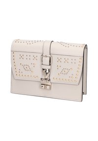 Borsa a tracolla in pelle bianca con borchie decorative in argento e oro, chiusura con fibbia argentata e forma rettangolare strutturata.
