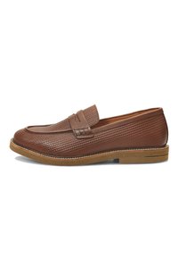 Mocasines de cuero marrón con un diseño tejido texturizado, suela de goma plana y un estilo clásico de calzado tipo slip-on con una correa de acento.