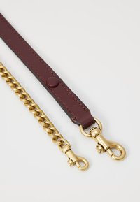 Kastanienbrauner Lederarmband mit einer goldenen Kette. Besitzt eine glatte Textur, einen Druckknopfverschluss und zwei goldenen Metallclips zur Befestigung.