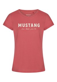 Rode katoenen t-shirt met korte mouwen. Bevat witte tekst "MUSTANG" en de slogan "echte denim sinds 1932" afgedrukt op de voorkant.