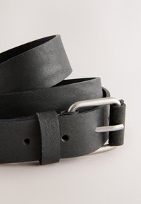 Cintura nera in pelle con una texture liscia, dotata di fibbia metallica argento e vari fori regolabili per la misura.