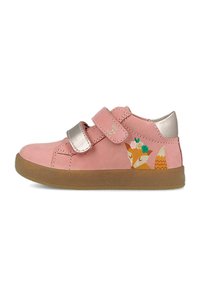 Zapato infantil de ante rosa con dos correas de Velcro, una suela de goma texturizada en color marrón claro, y un gráfico de un zorro con acentos florales en el lateral.