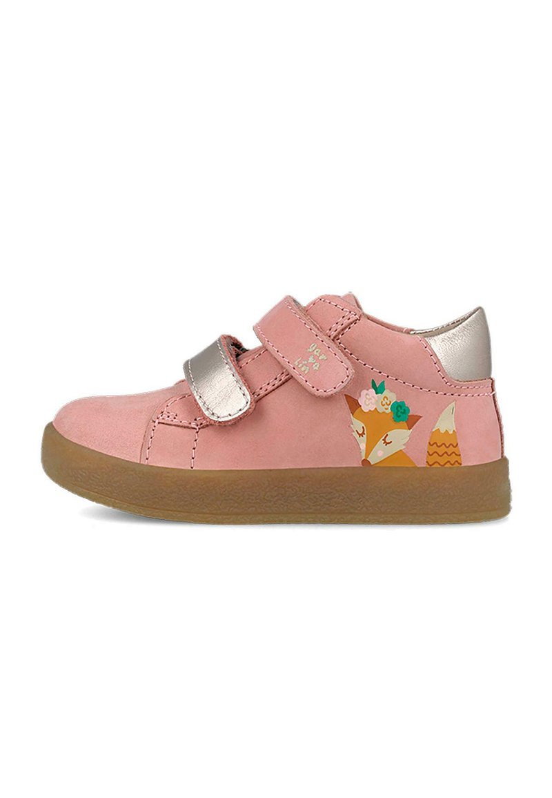 Zapato infantil de ante rosa con dos correas de Velcro, una suela de goma texturizada en color marrón claro, y un gráfico de un zorro con acentos florales en el lateral.