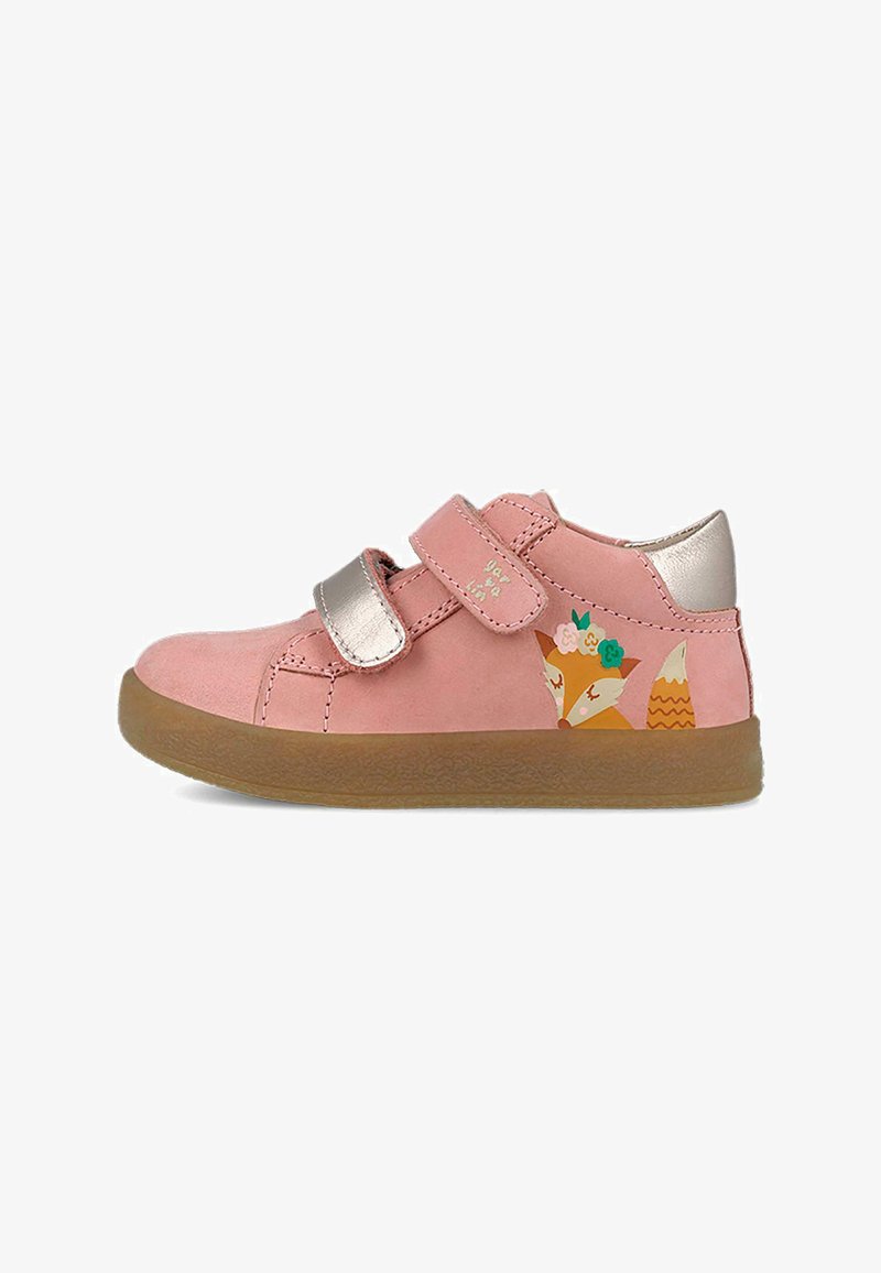 Zapato infantil de ante rosa con dos correas de Velcro, una suela de goma texturizada en color marrón claro, y un gráfico de un zorro con acentos florales en el lateral.