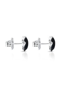 Para srebrnych kolczyków wkrętów z czarnymi owalnymi kamieniami osadzonymi w falistych ramkach, prezentowana na białej, odbijającej powierzchni.