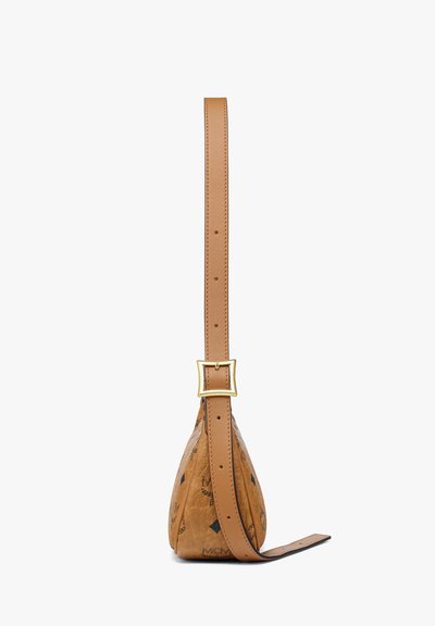 Sac à main en cuir tan de forme triangulaire, doté d'une bandoulière réglable et d'une boucle en or. Logo noir imprimé en accents sur la surface.