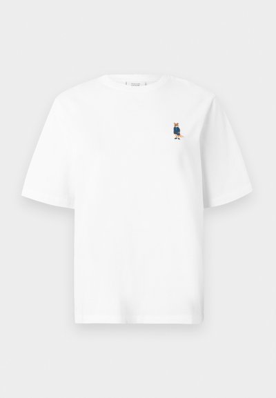 Λευκό βαμβακερό μπλουζάκι με κοντά μανίκια, που διαθέτει ένα μικρό κεντημένο αλεπού σε μπλε σακάκι στο αριστερό μέρος του στήθους.