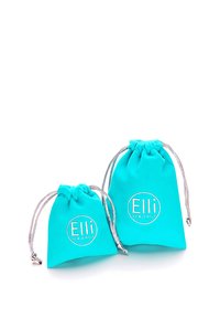 Türkise Stoffbeutel mit Kordelzug, einer größer und einer kleiner, versehen mit einem silbernen Logo, das "Elli" und "WIR ♥ SCHMUCK" liest.