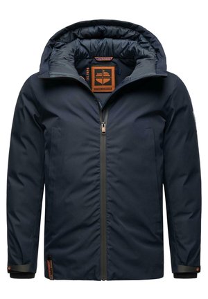 Tumed sinine jakk, mis on valmistatud siledast, veekindlast kangast. Omab lukuga esist, kinnitatud kapuutsi ja kahte külgtaskut elastsete mansettidega.