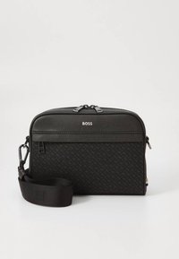 Borsa a tracolla rettangolare nera in materiale testurizzato con chiusura a zip, con logo, tracolla regolabile e pannello frontale decorato.