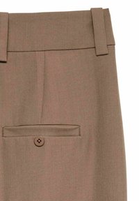 Pantalones de corte recto en color marrón, con una textura suave, que presentan un frente plano, pasadores para cinturón y un único bolsillo trasero con un botón redondo.