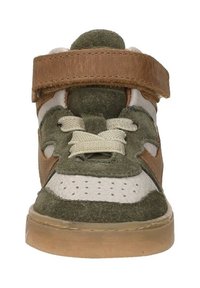 Groene en witte sneaker met suède en leren accentstukken. Voorzien van een klittenbandsluiting, geperforeerde neus en een beige rubberen zool.