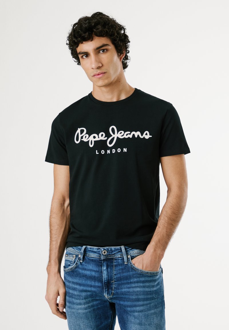 Crni pamučni majica s bijelim kurzivnim logom "Pepe Jeans London." Kratki rukavi, okrugli izrez i jednobojni dizajn.