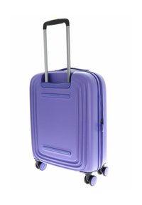 Valise rigide violette avec une surface texturée, deux roulettes pivotantes, une poignée télescopique et une fermeture éclair.