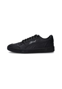 Sneaker nera con materiale sintetico elegante, punta arrotondata, suola gommata e design con lacci. Presenta un logo impressa e dettagli di cucitura.