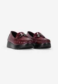 Mocasines de cuero burdeos con un acabado texturizado, que cuentan con una hebilla de tono plateado y una suela de goma negra gruesa para una mejor adherencia.