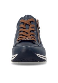Baskets bleu foncé avec des lacets bruns croisés, une fermeture éclair sur le côté et une semelle à rayures blanches, vues de face sur fond blanc.