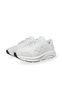 Zapatillas deportivas blancas con parte superior de malla, patrones texturizados y una suela gruesa y de soporte con acentos negros en la suela exterior.