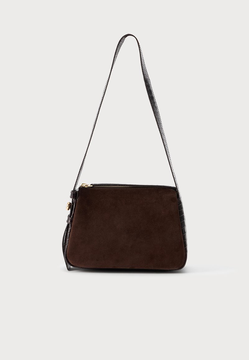 Sac à main en daim brun foncé avec une sangle texturée noire à motif crocodile et des côtés assortis, équipé d'une fermeture éclair et d'un fermoir dorés.